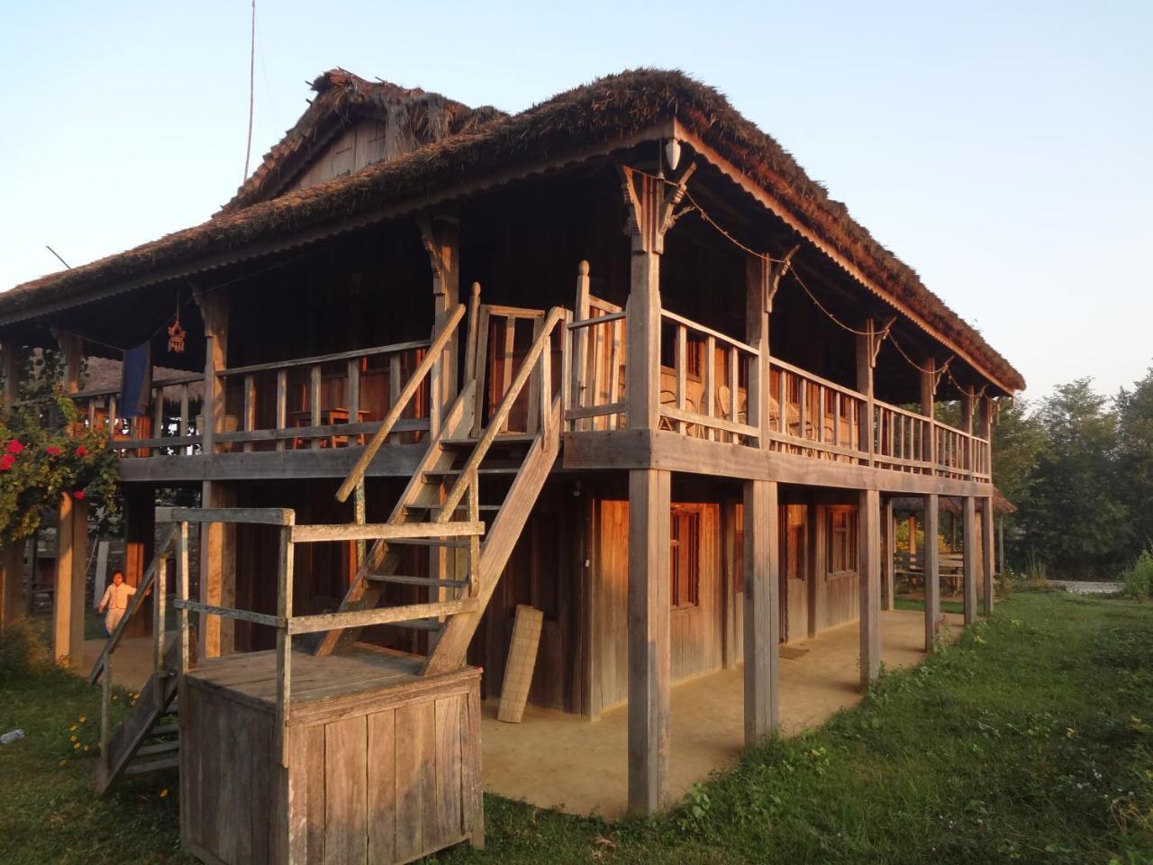 Shanta Ghar A Rustic Guesthouse Chitwan Ngoại thất bức ảnh
